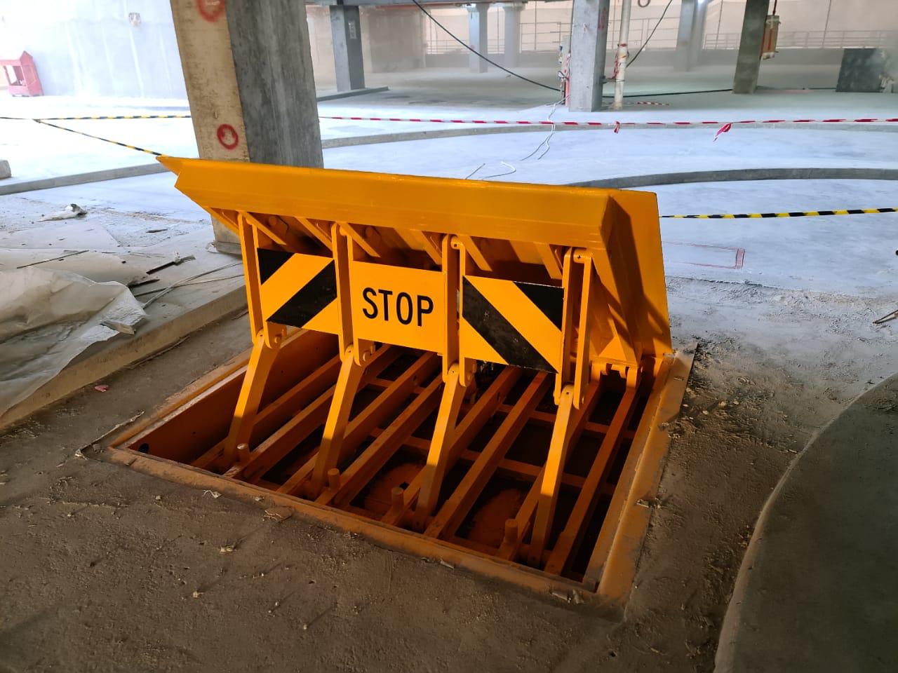 Hydraulic road blocker mechanism